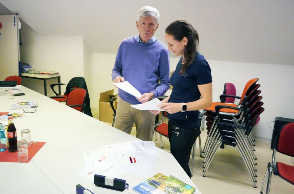 Haben gespannt die Ergebnisse der Vereinsumfrage ausgewertet: Sportkreisvorsitzender Jörg K. Wulf und Vorstandsmitglied Julia Tauber    Bild: Ralf Wächter
