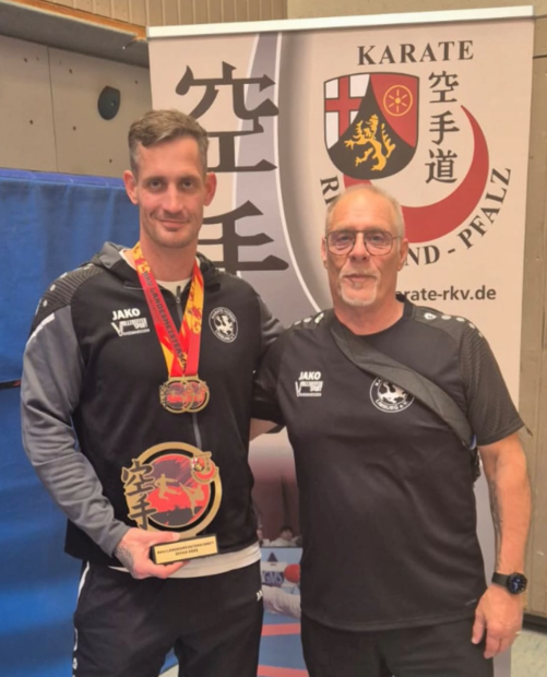 Links: Benjamin Eck vom KV Limburg mit seinen zwei Goldmedaillen, rechts Trainer und Vater Jochen Eck    Bild: Benjamin Eck privat