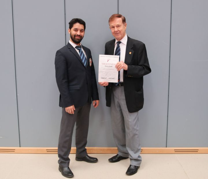 Links: Kampfrichterreferent Dr. Yasin Islam, rechts Kampfrichter Dieter Rath mit der Urkunde für 55 Jahre Tätigkeit als Kampfrichter    Bild: Martina Bier für den HFK