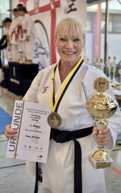 Monika Lang vom SC Judokan Frankfurt e.V. mit Pokal und Goldmedaille    Bild: Monika Lang privat