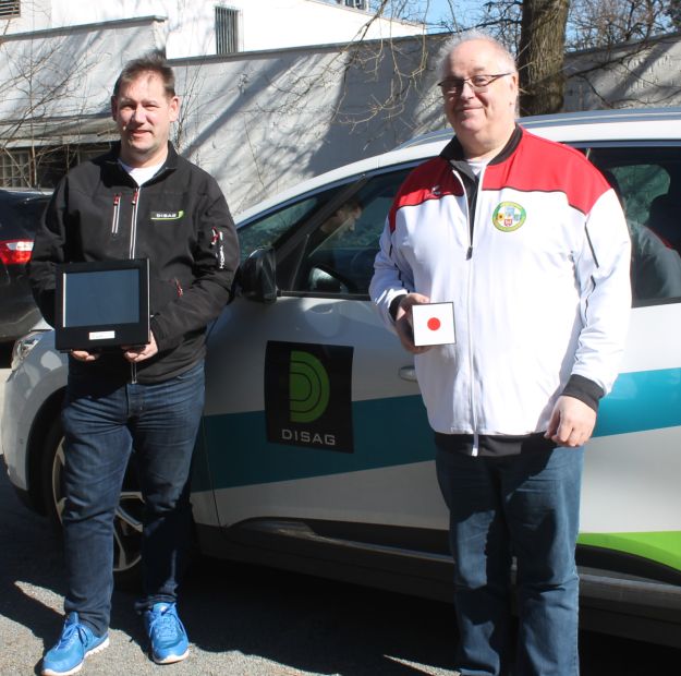 DISAG-Mitarbeiter Sascha Thürstein (links) übergab die neuen Lichtzielanlagen an HSV-Jugendleiter Stefan Rinke.    Bild: Hessischer Schützenverband
