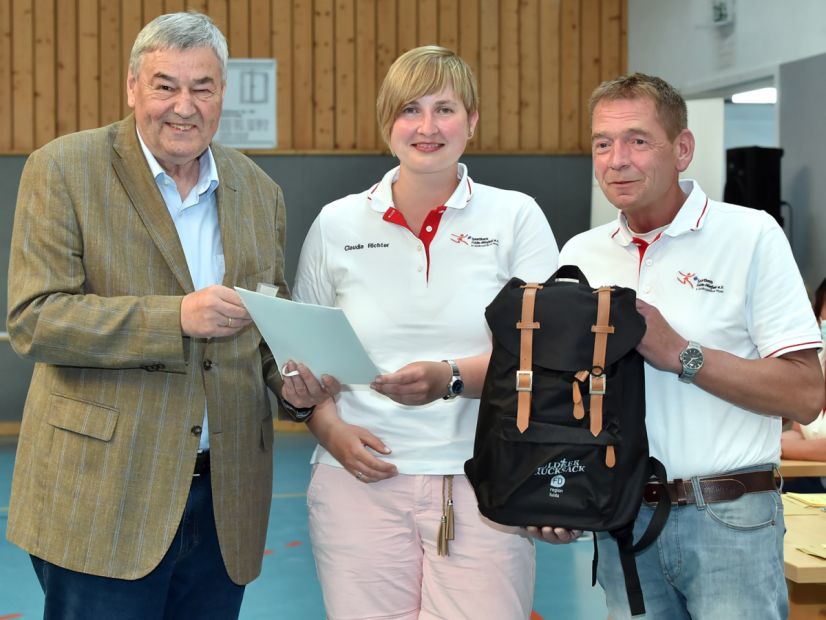 Sportkreistag 2021 - Claudia Richter wird von lsb h Präsident Dr. Rolf Müller und Hagen Triesch für ihr ehrenamtliches Engagement ausgezeichnet    Bild: Charlie Rolff