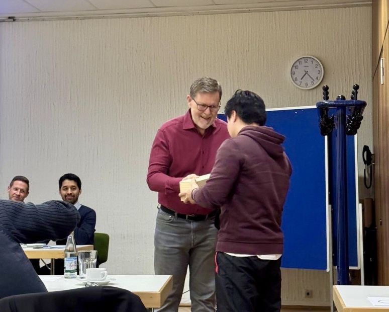 Links: Reinhard Schmidt-Eckhardt bedankt sich beim langjährigen Geschäftsführer Paul Baum für die geleistete Arbeit    Bild: Noel Seitz für den HFK