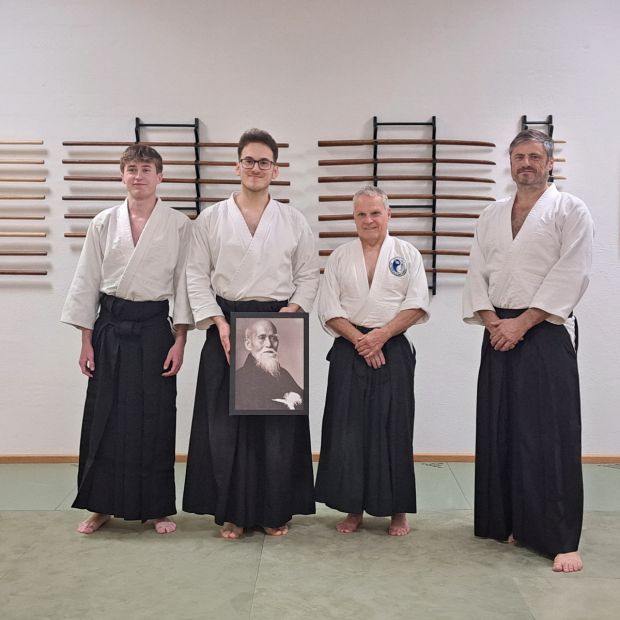Die Prüflinge Hendrik Friebe, 1. Dan und Daniel Tippelt, 3. Dan mit dem Vorsitzenden der Prüfungskommission, Dr. Hans-Peter Vietze, 7. Dan, Mitglied der Technischen Kommission des Deutschen Aikido-Bundes e.V.  und dem vorbereitenden Trainer, Andreas Kreuzer, 3. Dan    Bild: Anke Meister