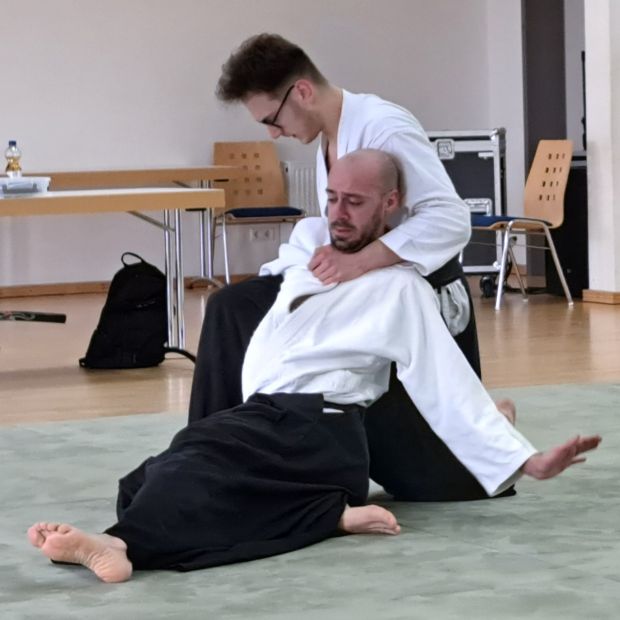 Daniel Tippel bei der Abwehr eines Angriffes mit dem Messer    Bild: Anke Meister