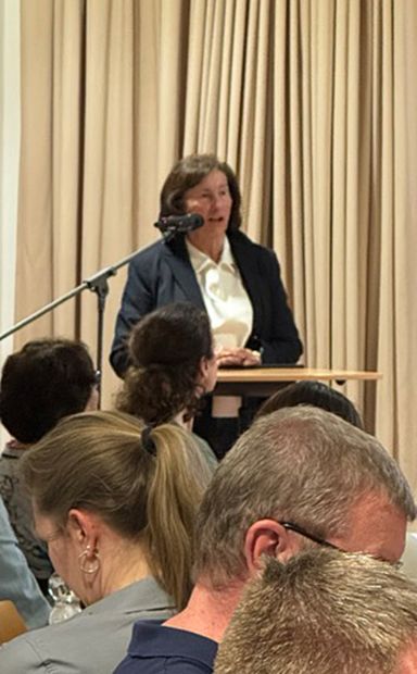 Rosel Schleicher (Turngau Wetterau) bei ihrem Grußwort    Bild: Lena Schubert, Katja Zielinski-Guthe