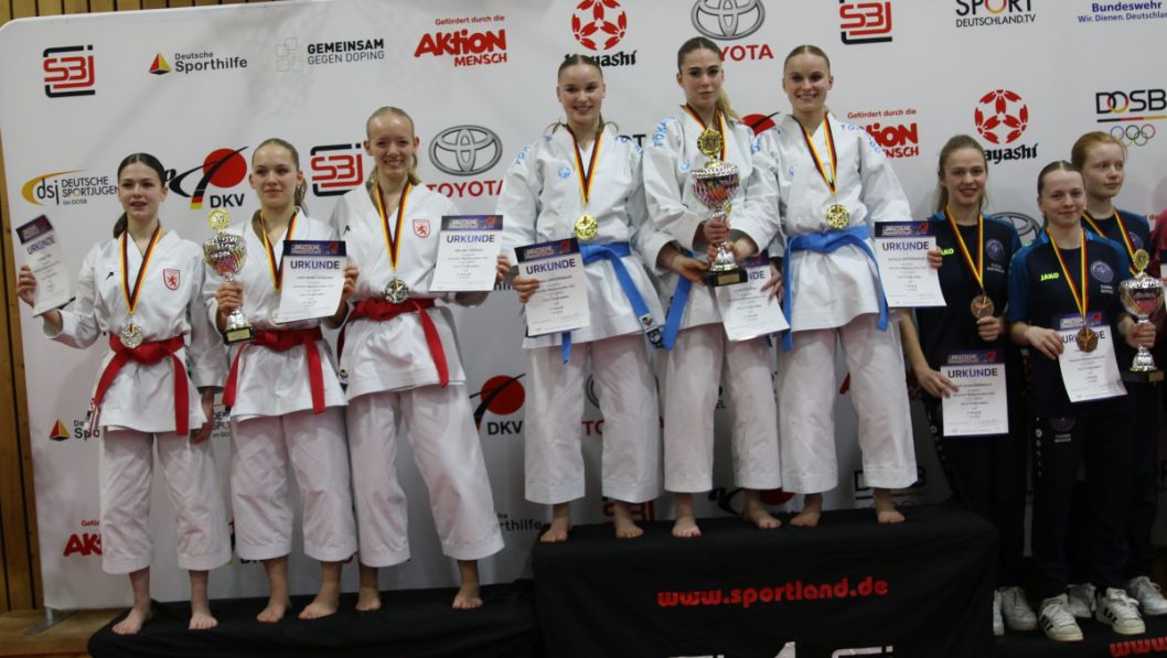 Mitte: Gold für das Kata Team Damen, KG SC Judokan Frankfurt (Julie Stevens) & Taisho Siegburg (Annika und Natalie Jürgensmann)
Links: Silber für das Kata Team Damen des LV Hessen (Melina Jürgens, Lara Marie Schäfer, Cennet Özer)    Bild: Martina Bier für den HFK