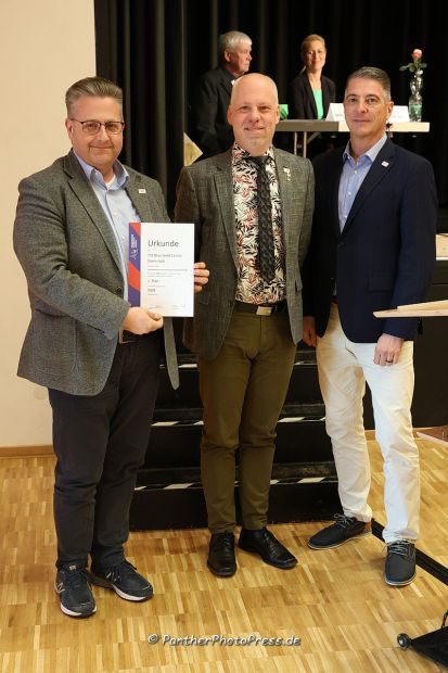 Lars Leschinger nimmt für das TSZ Blau-Gold-Casino Darmstadt den Jugendförderpreis entgegen    Bild: Robert Panther