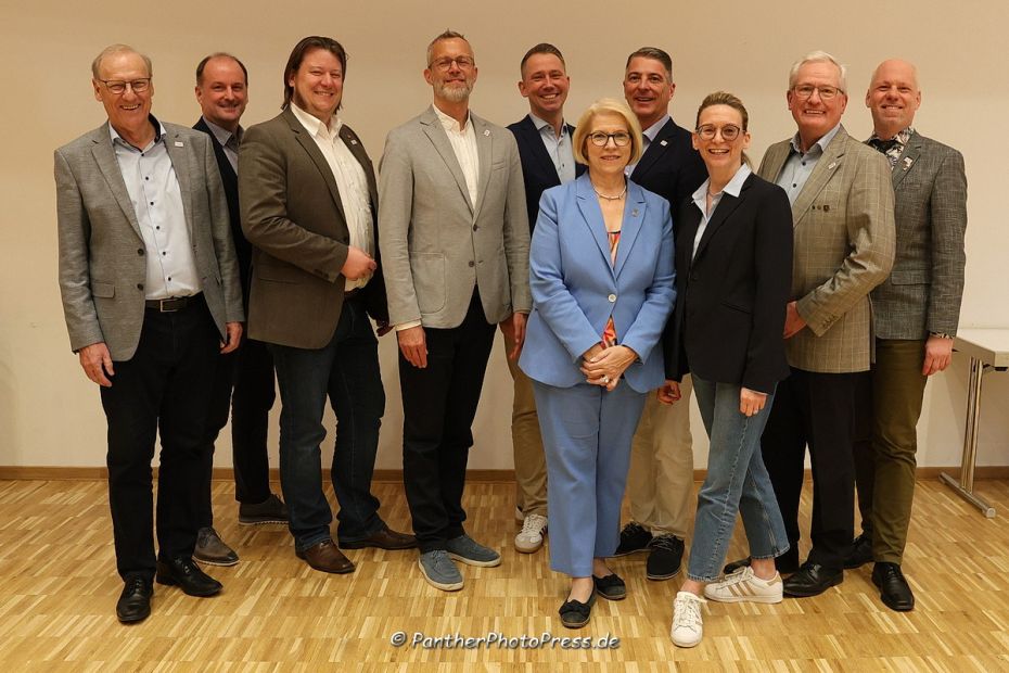 Das alte/neue Präsidium (v.ln.n.r.): Lothar Müller, Robert Panther, Pierre Cavael, Thorsten Zirm, Kai Jungbluth, Connie Straub, Jörg Hillenbrand, Silke Hartmann, Friedel Frech, Mathias Burk (lediglich Marc Becker fehlt leider auf dem Bild)    Bild: Robert Panther