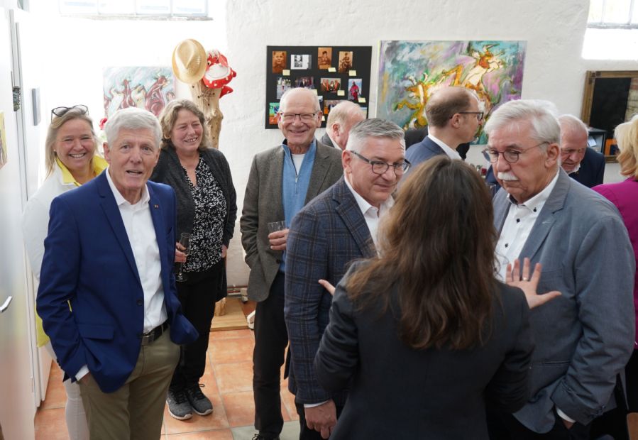 In illustrer Runde feierte Jörg K. Wulf (links) seinen 80. Geburtstag.    Bild: Ralf Wächter