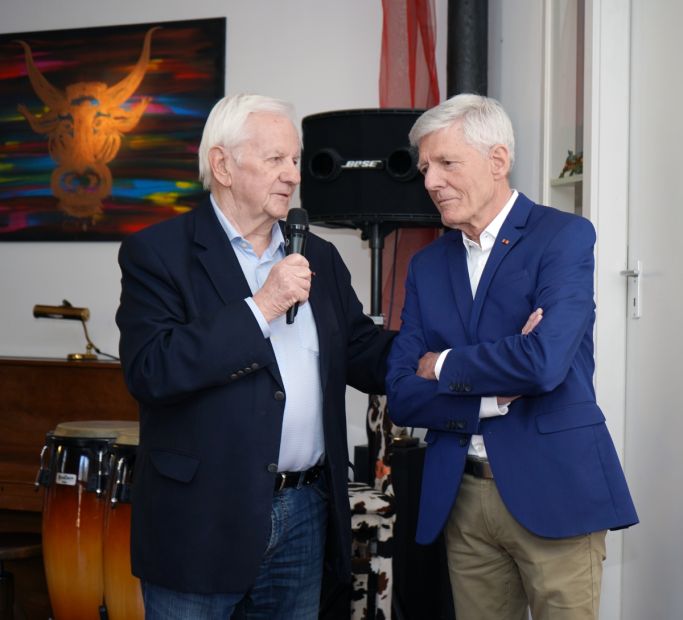 Gratulation vom Vorsitzenden des Beirats der Sportkreise, Ulrich Manthei.    Bild: Ralf Wächter