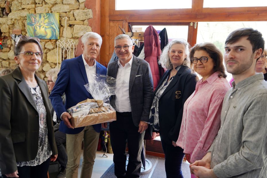 Glückwünsche und ein Geschenk von den Kolleg/innen des Sportkreisvorstandes.    Bild: Ralf Wächter