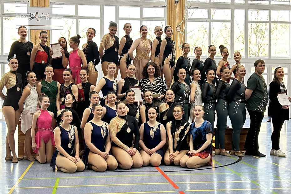 Das Startfeld bei der DM Twirling in Niedereschach    Bild: Ann-Kristin Hildenhagen
