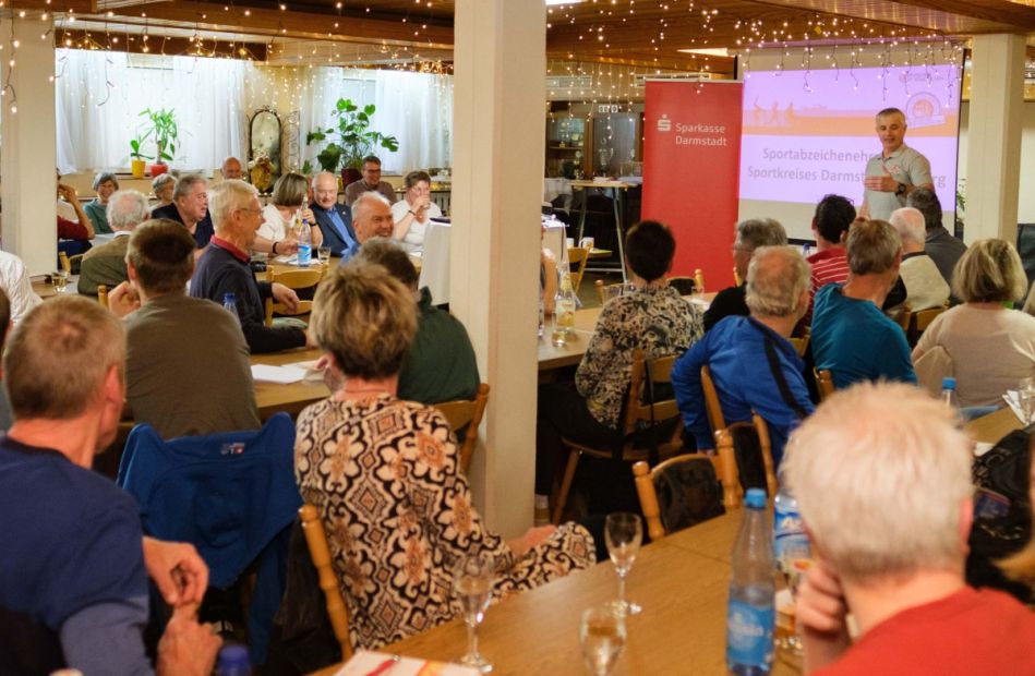 Frühjahrstagung Sportabzeichen im Hallen-Clubraum des TV Dieburg    Bild: Ellen Lewis