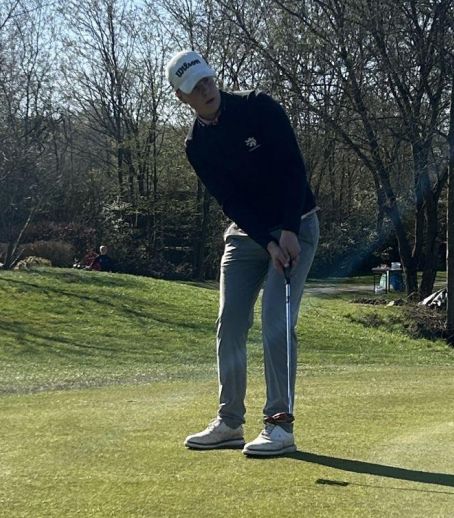 Moritz Küls beim Putt an Loch 9    Bild: Marc vom Hagen