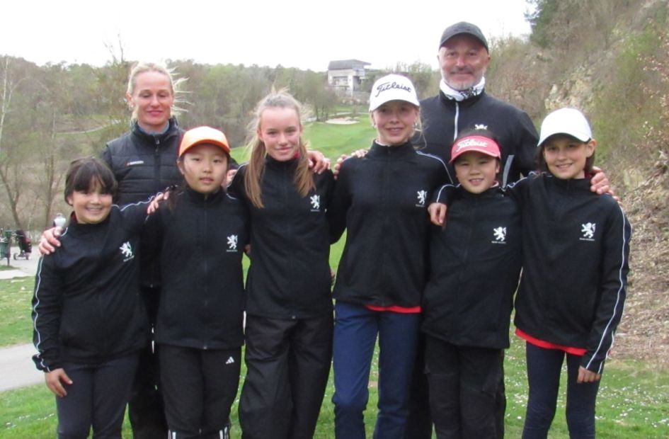 Team Hessen der Mädchen 
v.l.n.r.: Frizzi Lang, Lia Yoon, Clara Lindemann, Sophia Leininger, Lilian Wu, Anne-Sophie Hartmann mit Verena Scholz und Serkal Aydin    Bild: Marc vom Hagen