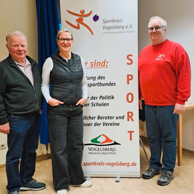 Vorsitzender Werner Eifert mit neuer Jugendwartin Pia Richter und Jugendwart Stefan Rinke.    Bild: Sportjugend Vogelsberg