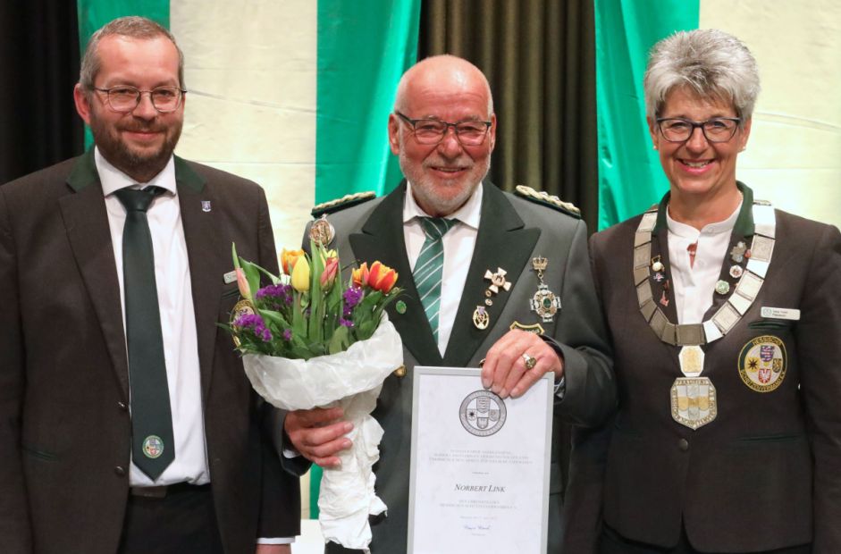 Die größte hessische tragbare Ehrung, den Ehrenring erhielt Norbert Link (Mitte)