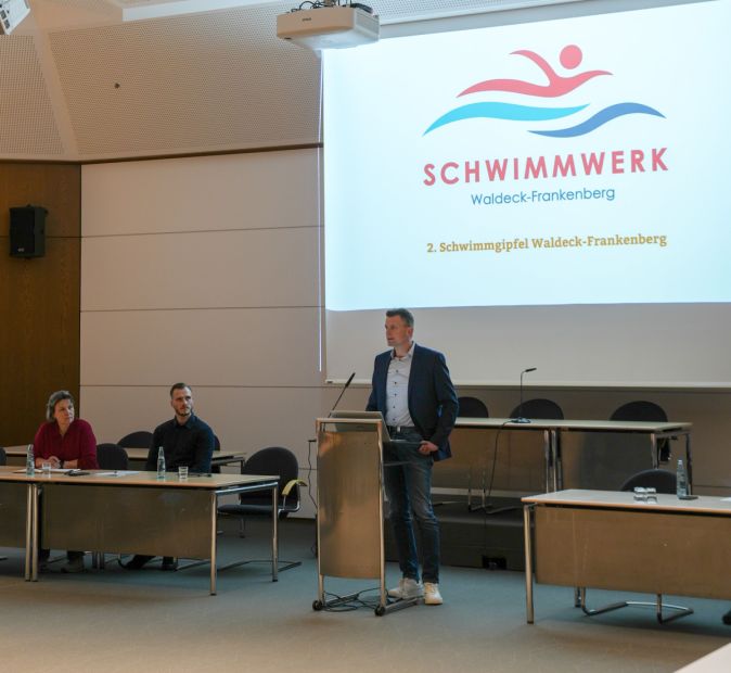 Austausch beim zweiten Schwimmgipfel Waldeck-Frankenberg: (von links) Kerstin Mühlhausen, Marius Hamel, Matthias Schäfer    Bild: Sportkreis Waldeck-Frankenberg