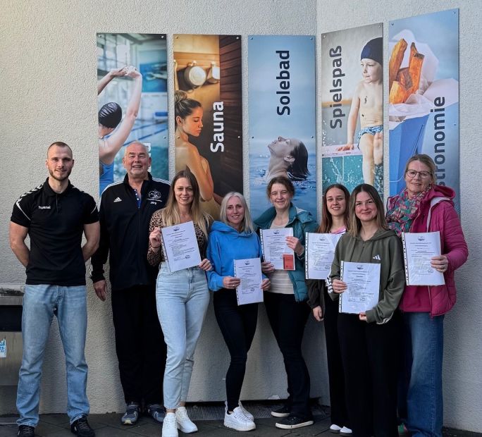 Erzieherinnen legen das DLRG-Abzeichen in Bronze ab: (von links) Marius Hamel (Bewegungskoordinator Landkreis), Lehrgangsleiter Jörg Schröder zusammen mit den Teilnehmerinnen Swetlana Freund, Elena Raisch, Jennifer Müller, Janina Pooch, Theresa Meier und Anja Klaus.    Bild: Sportkreis Waldeck-Frankenberg