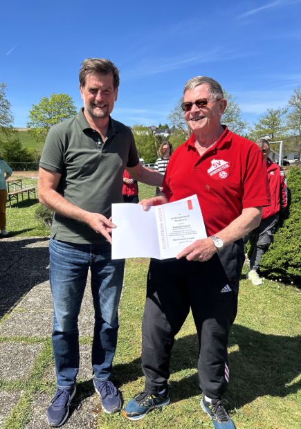 v.l. Sportkreisvorsitzender Markus Jestaedt, Dieter Patzelt (1. Vors. SV Hohenstein)    Bild: Markus Jestaedt