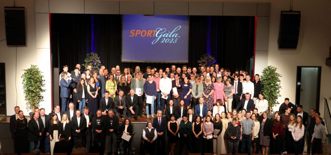Schöner Abschluss der Sportgala mit den Geehrten in der Groß-Gerauer Stadthalle. Für alle gab es reichlich Applaus.             Bild: Kreisverwaltung Groß-Gerau