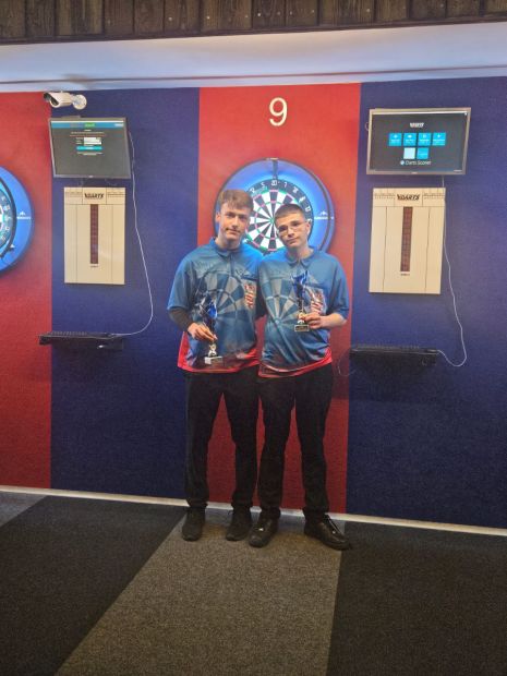 Tom Melzak und Merlin Nicolaus - Silber im Junioren Doppel    Bild: ©Hessischer Dart Verband e.V.