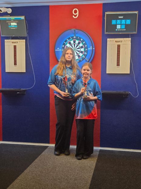Zoe Schmidt und Mia Hanitsch - Silber im Juniorinnen Doppel    Bild: ©Hessischer Dart Verband e.V.