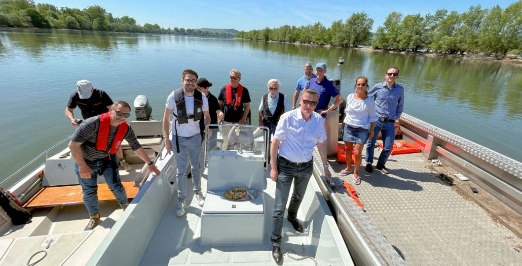 Martin Rabanus (vorn), Bürgermeister Sinß (2. Von links) sowie Anlieger und Wassersportler    Bild: Claus von Kutzschenbach