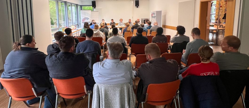 Gut besucht die Jugendvollversammlung der SKJ Darmstadt-Dieburg im DAV-Kletterzentrum in Darmstadt.    Bild: Ellen Lewis