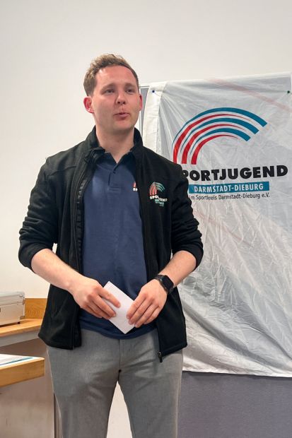 Grußwort von Tim Binstadt, Vorstandsmitglied der Sportjugend Hessen.    Bild: Ellen Lewis