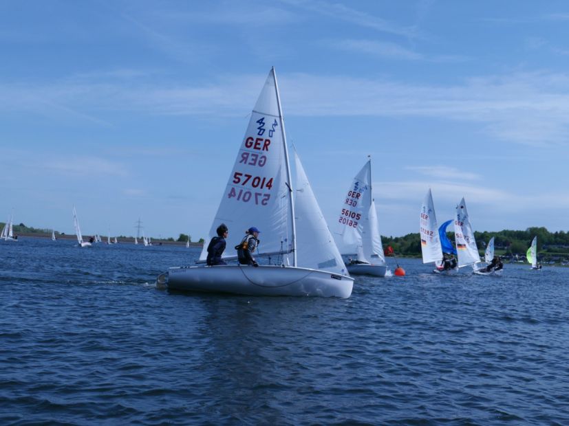 Das Bild zeigt das Boot von Jacob Cross und Lisa Raab an der Wendemarke