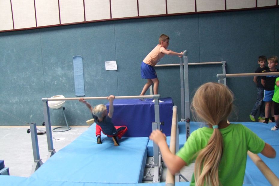 Kinder in einem Turnparcours