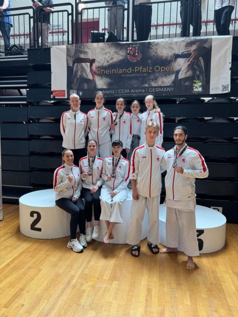 Teile des Hessischen Kata-Landeskader-Teams auf dem Krokoyama-Cup, links unten: Sophie Wachter (Kata Landestrainerin), daneben Cennet Özer und Carina Nguyen Ngoc Vy (beide Bronze),  rechts unten: Nima Kheiri-Ahvazi (Gold), hinten Mitte: Ana Adzamic (Bronze)    Bild: Martina Bier für den HFK