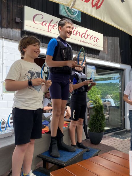 Sieger der Optimisten B von links Eike Rudolph (Pl. 2), Lucio Lehnert (Pl. 1), Vincente Vegas (Pl.3)    Bild: Marcus Pfeiffer