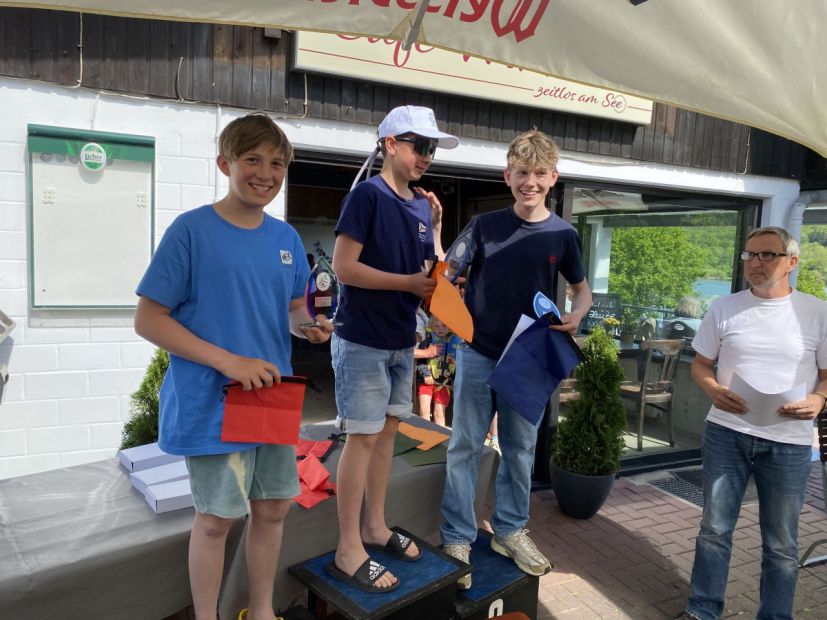 Sieger der Optimisten A von links Raphael Pentenrieder (Pl.2), Lukas Cordes (Pl.1), Jan Biggert (Pl. 3) und Arne Berdan Wassersportwart WFC Schotten    Bild: Marcus Pfeiffer