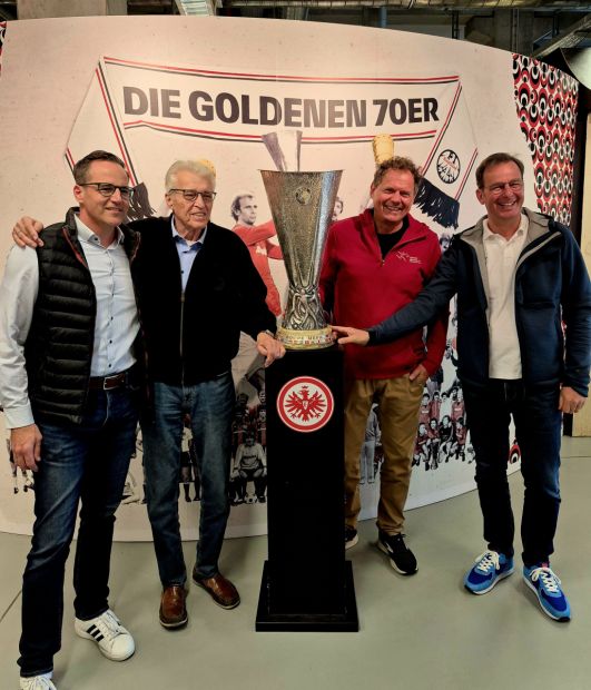 Auch mit dem originalen UEFA-Cup aus dem Jahr 2022 durfte posiert werden    Bild: Sportkreis Offenbach e.V.