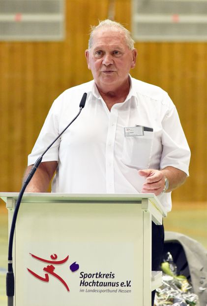 Norbert Möller wird auf dem Sportkreistag 2025 zum Ehrenvorsitzenden des Sportkreises Hochtaunus ernannt.    Bild: Gerhard Strohmann