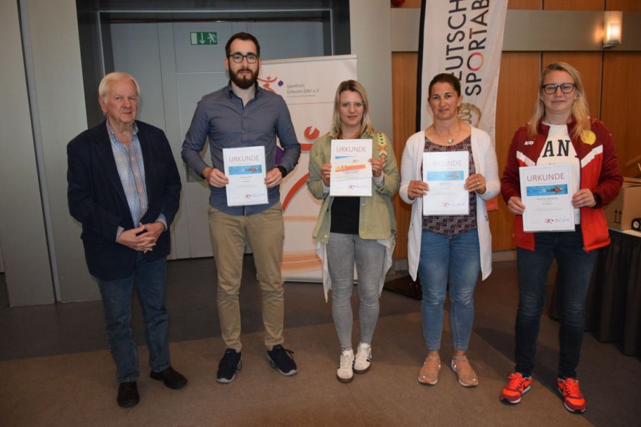 Es sind nicht immer nur die „großen“ Schulen, die ihre Schülerinnen und Schüler zu sportlichen Aktivitäten animieren. Diese hier gehören in der Kategorie 1 (1-140 Schülern und Schülerinnen) zu den erfolgreichsten.    Bild: Günter Brandt