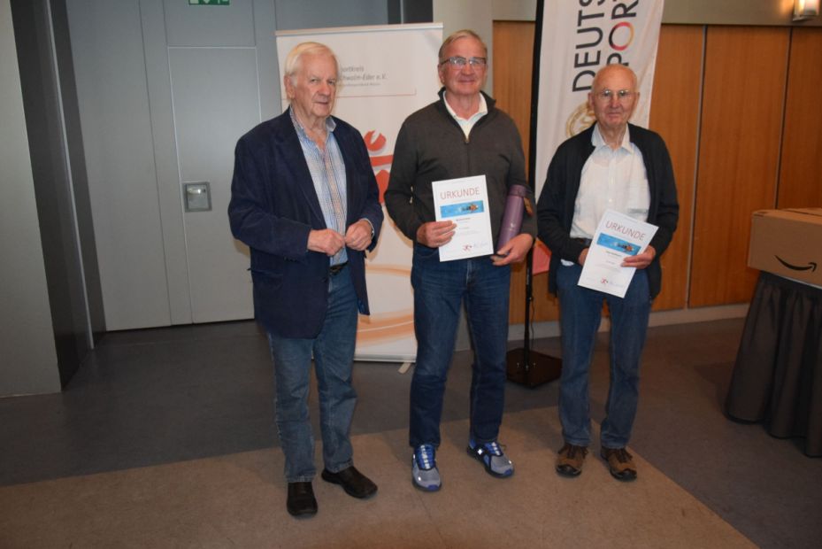 Oldies but Goldies!
Ulrich Manthei (links) gratuliert Manfred Heinz (Mitte) zur 45. und Peter Kalbfleisch zur 40. Prüfung Bild: Günter Brandt