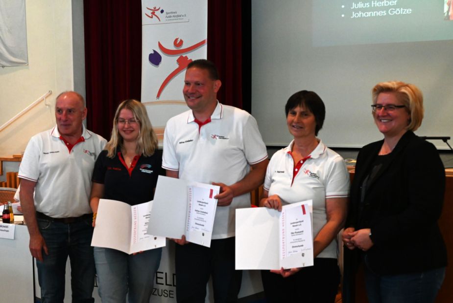 lsb h-Ehrungsurkunden wurden von Juliane Kuhlmann und Harald Piaskowski an Stina Knittel, Andreas Scheibelhut und Elke Piaskowski überreicht.    Bild: Andreas Piaskowski
