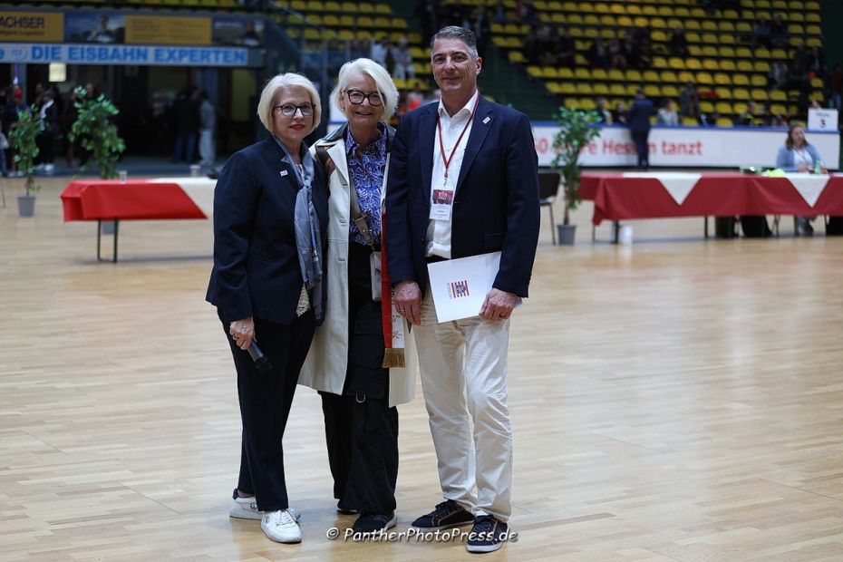 Ann Kathrin Linsenhoff, die Sportbeauftragte des Landes Hessen eingerahmt von HTV-Vizepräsidentin Cornelia Straub und HTV-Präsident Jörg Hillenbrand    Bild: Robert Panther (www.PantherPhotoPress.de)