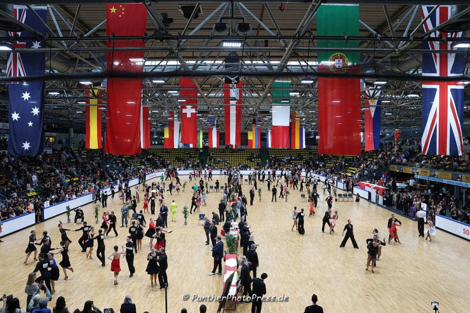 Buntes Treiben auf der mit Parkett ausgelegten Eisfläche der Frankfurter Eissporthalle Bild: Robert Panther (www.PantherPhotoPress.de)