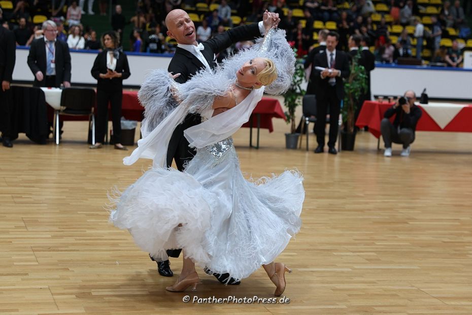 Thomas und Susanne Schmidt (Schwarz-Rot-Club Wetzlar) auf Platz vier beim WDSF Open Senior III Standard Bild: Robert Panther (www.PantherPhotoPress.de)