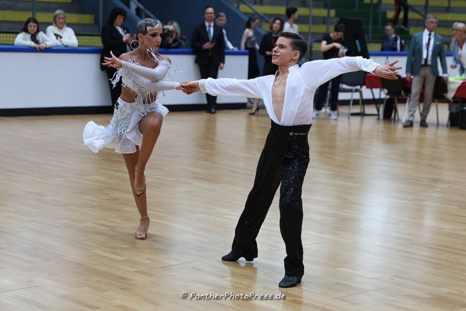 Turniersieg beim WDSF Open Junior II Latin für Largo Zofcin und Eliana Pfaffenroth (Schwarz-Silber, Frankfurt) Bild: Robert Panther (www.PantherPhotoPress.de)