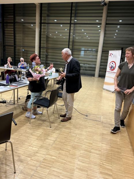 Corinna Geiß wird als Jugendwartin der SK-Jugend von Dr. Eckardt Stein, dem Vorsitzenden des Sportkreises Groß-Gerau mit einem Blumenstrauß verabschiedet.    Bild: SportkreisGG
