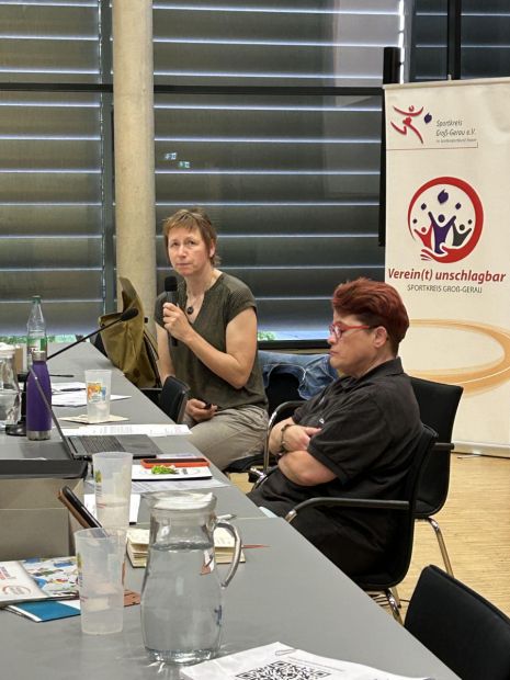 Links Referentin der Sportjugend Hessen Doreen Buse informiert die Versammlung über die Bedeutung des Safe Sport Code & Safe Kids an der JVV der SK-Jugend GG. Rechts Corinna Geiß - Leiterin der JVV.    Bild: sportkreis Groß-Gerau