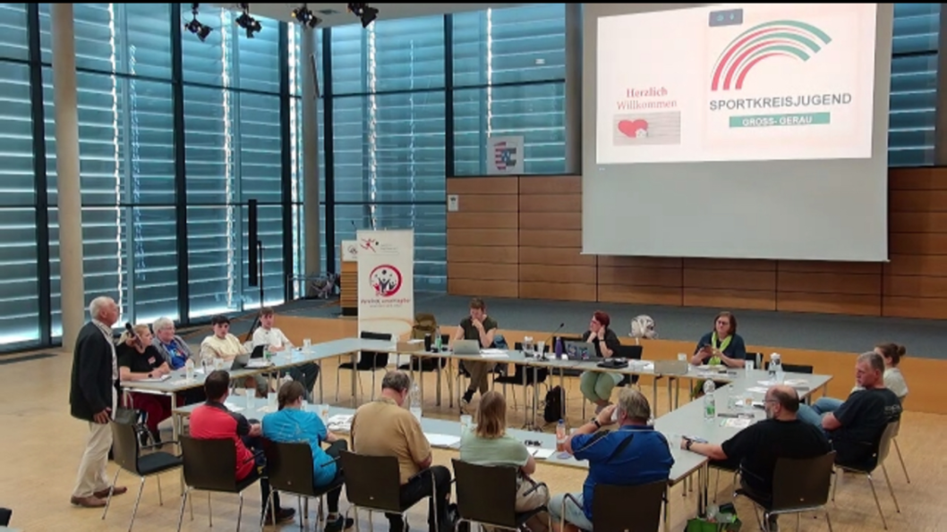 Der Sportkreisvorsitzende dankt Corinna Geiß und dem Jugendvorstand für die tolle Zusammenarbeit  in den vergangenen Jahren und hofft, dass diese auch zukünftig ihre Fortsetzung findet.    Bild: Sportkreis Groß-Gerau