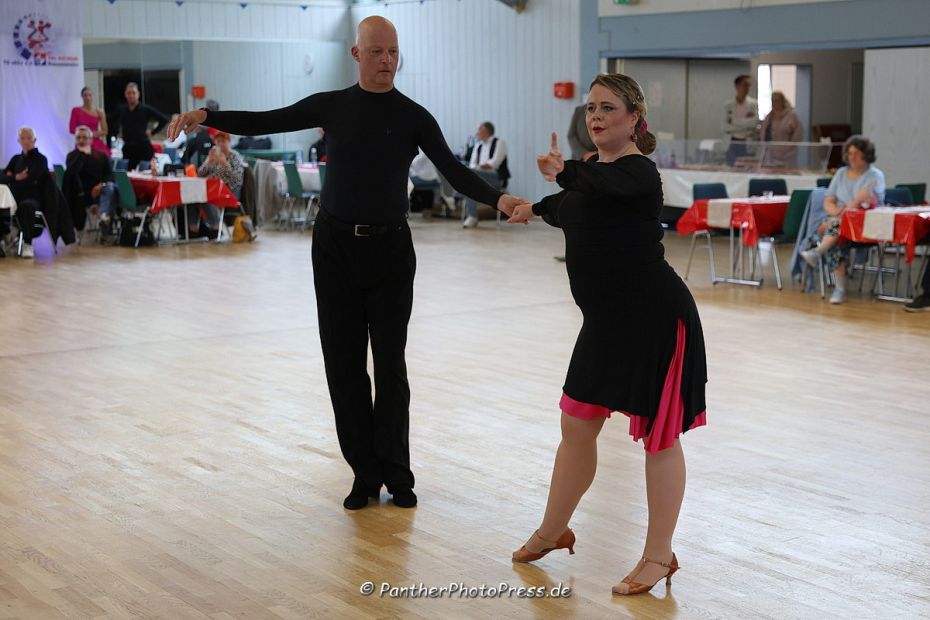 Olaf Streitenberger und Katja Glöckler (1. Maintaler TSC Blau-Weiß), Landesmeister der Masters I und II D-Latein sowie Vizemeister der Masters II C-Latein Bild: Robert Panther (www.PantherPhotoPress.de)