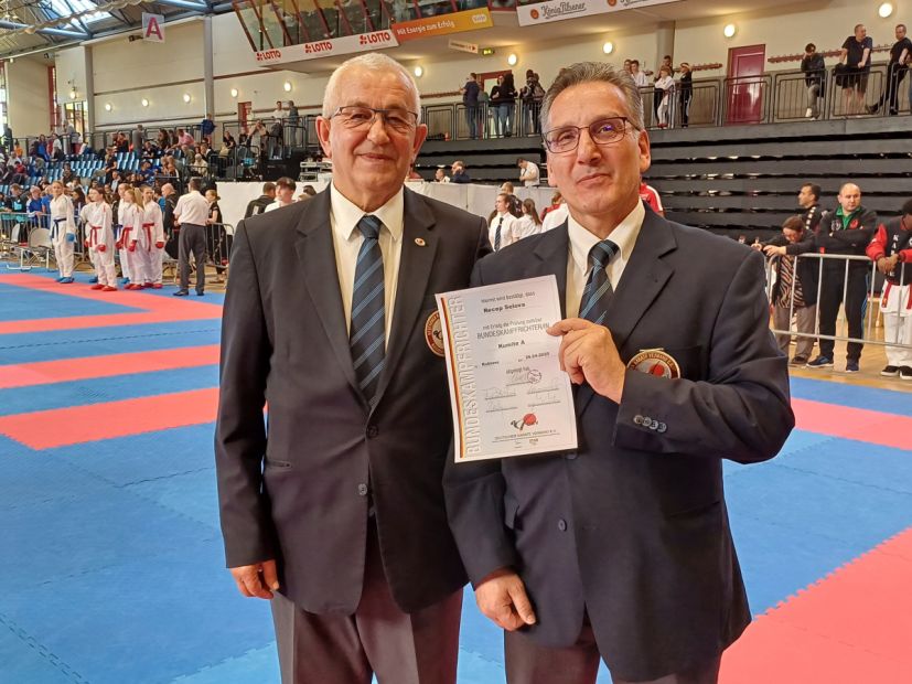 Rechts: Recep Selova, neuer Bundeskampfrichter A Kumite, links: Peter Bancov Bundeskampfrichter    Bild: Recep Selova für den HFK